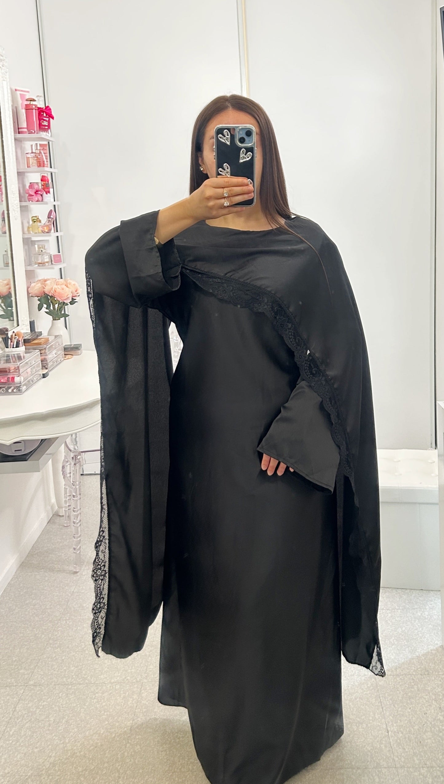 Abaya satinée avec dentelle