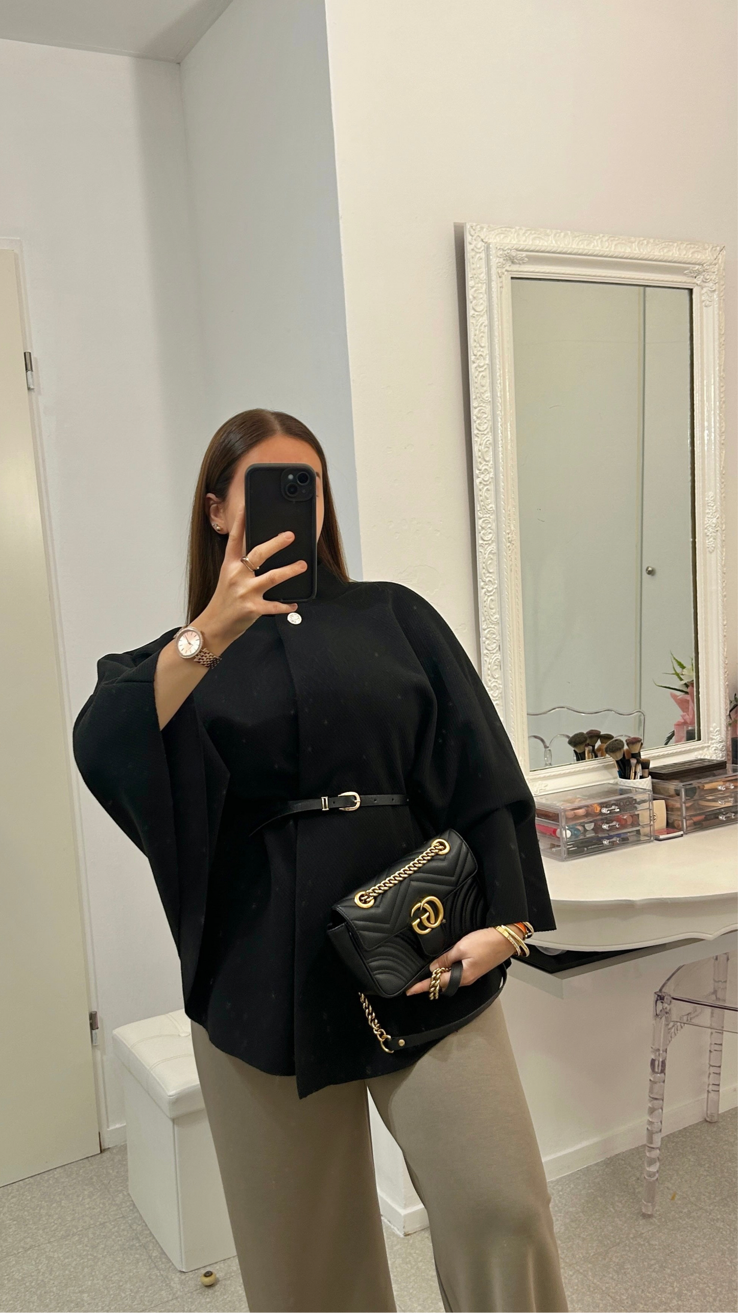 Manteau cape noir avec ceinture