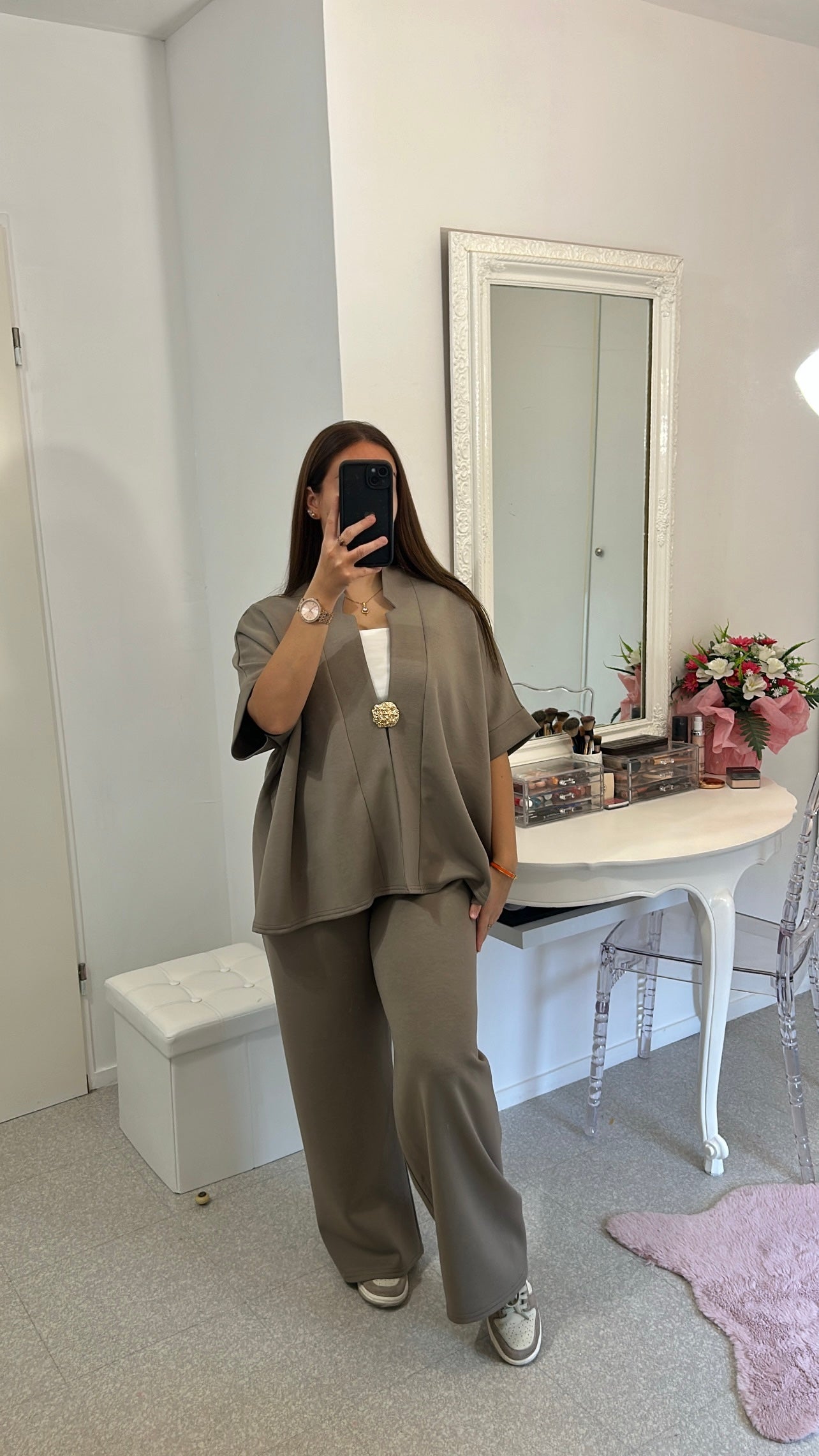 Ensemble long taupe clair avec broche