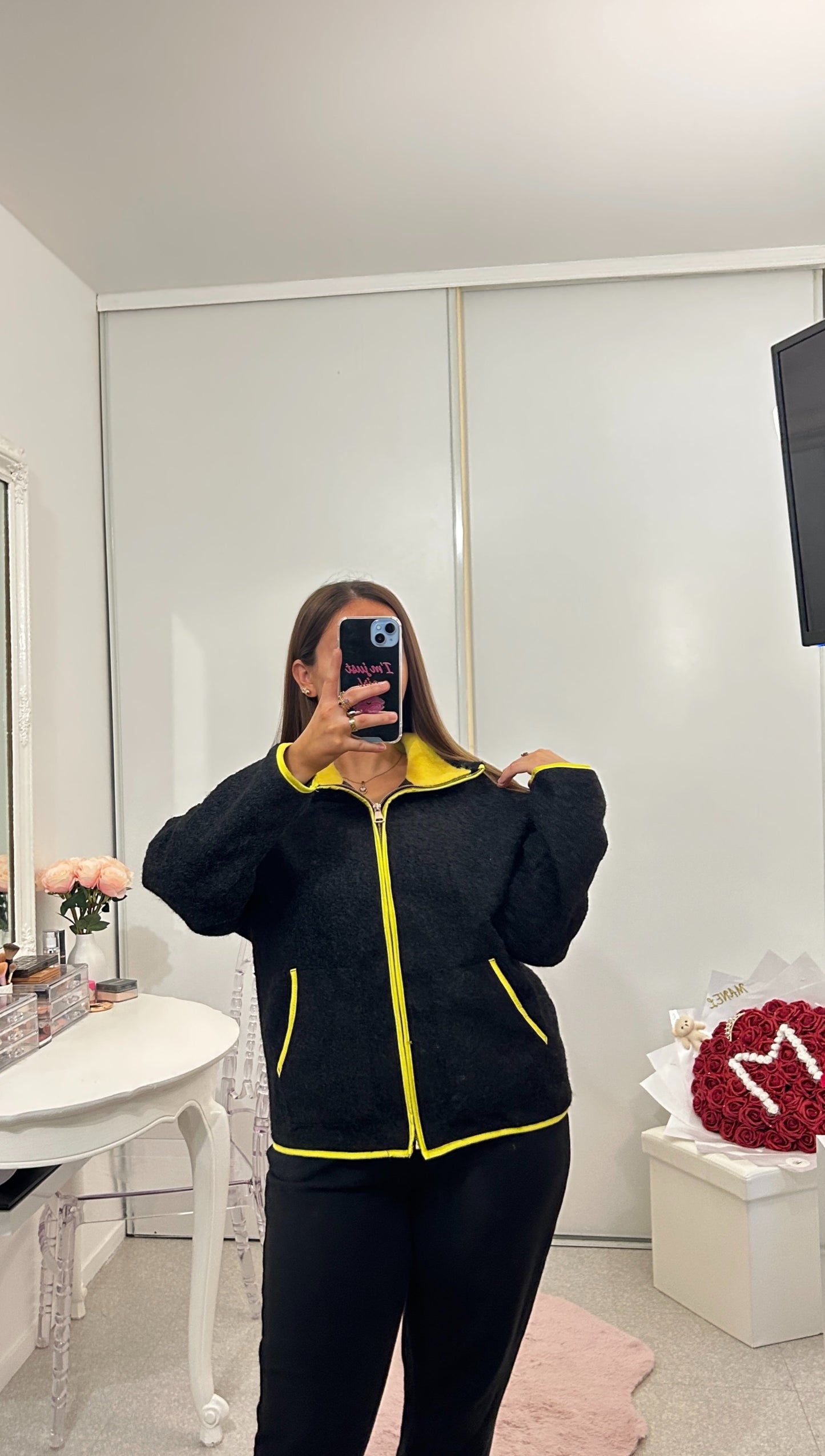 Veste polaire noir et jaune fluo