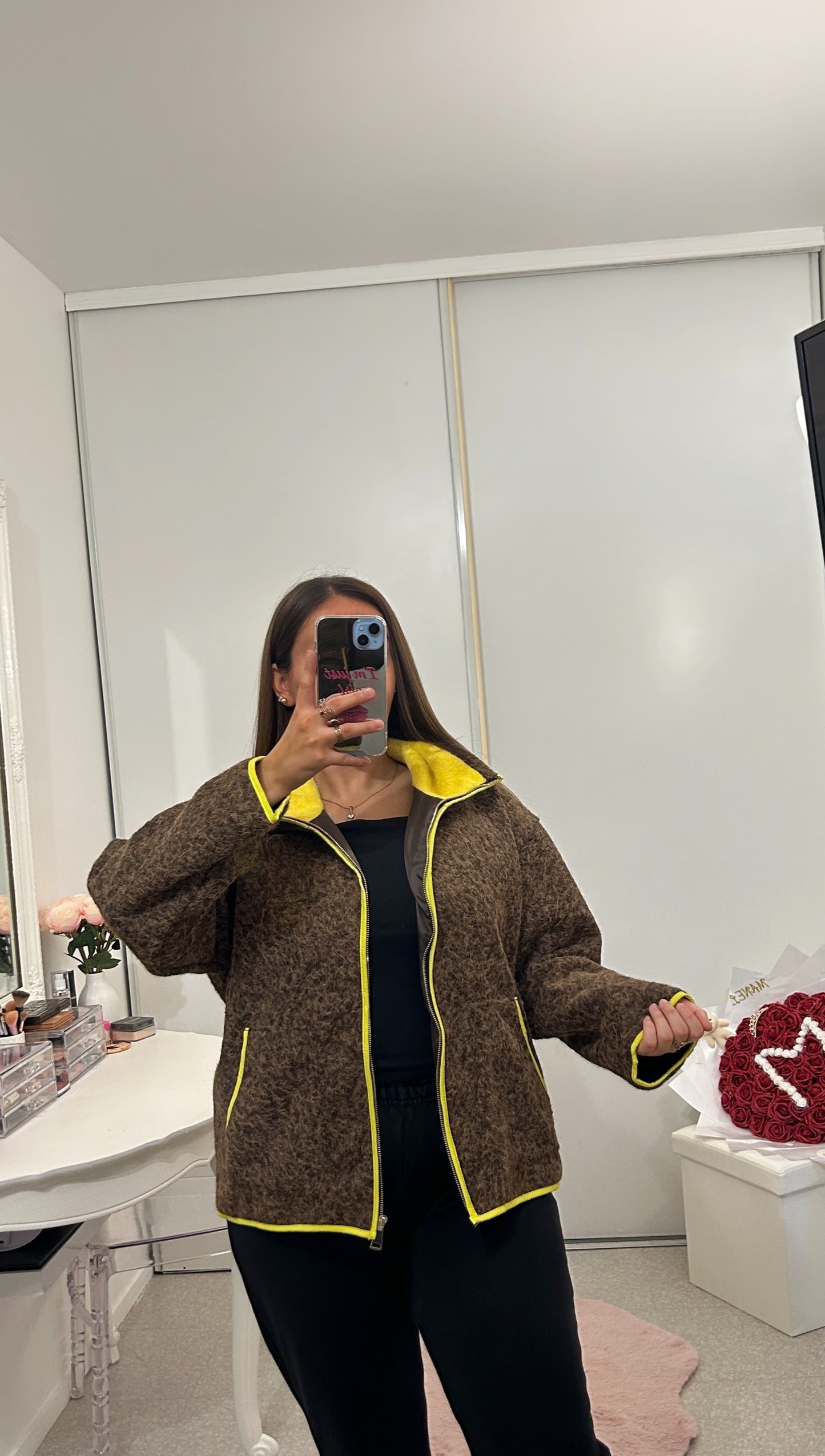 Veste polaire marron et jaune fluo