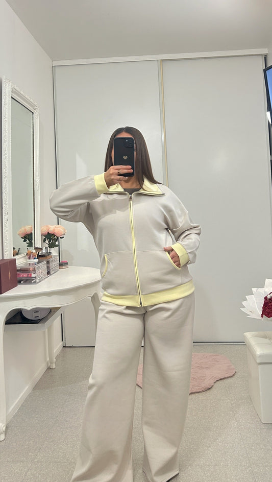 Beige set with yellow collar