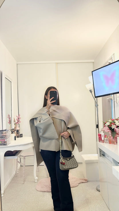 Manteau beige avec écharpe intégrée