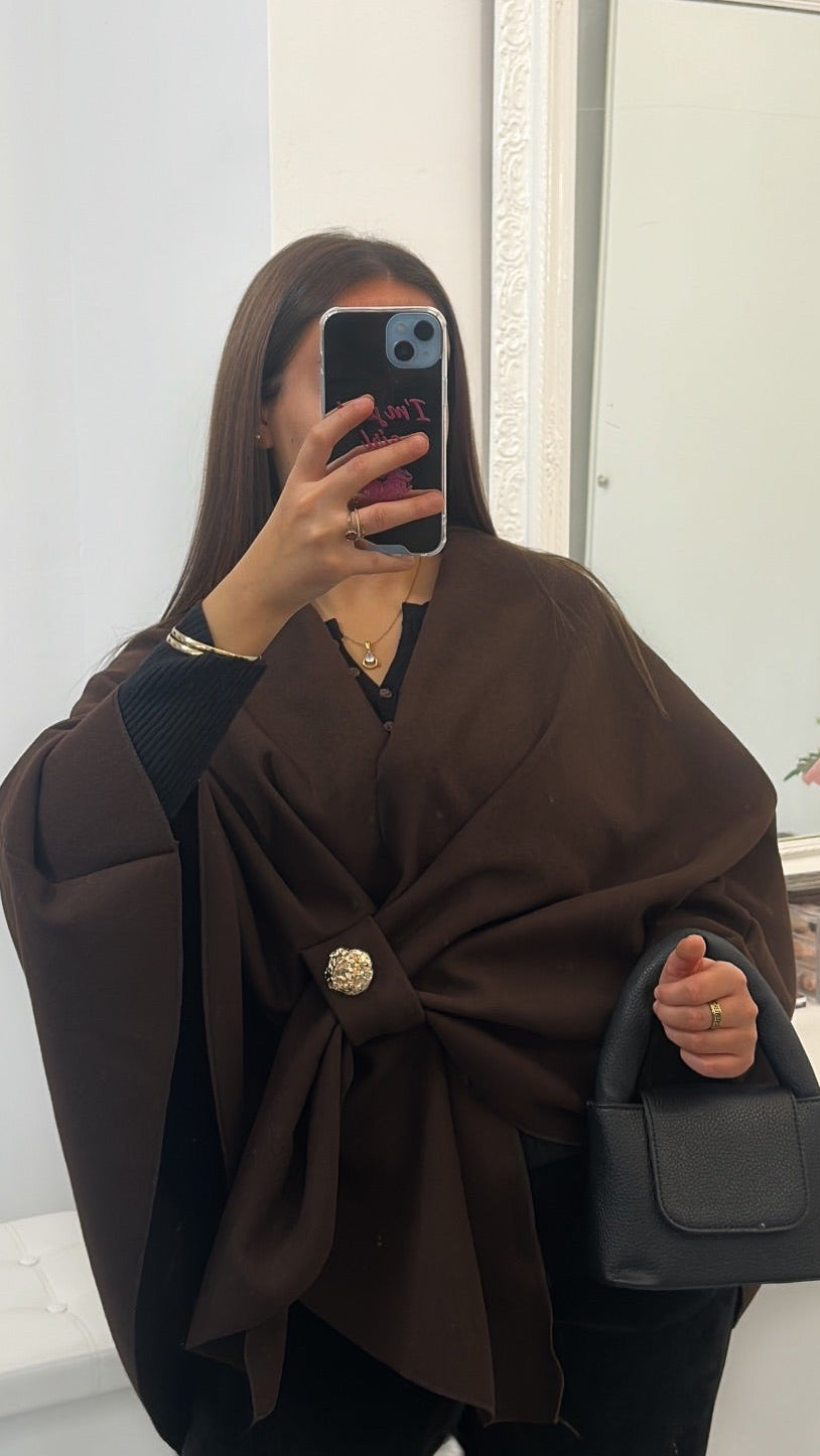 Manteau cape marron avec broche