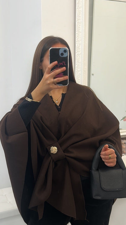 Manteau cape marron avec broche