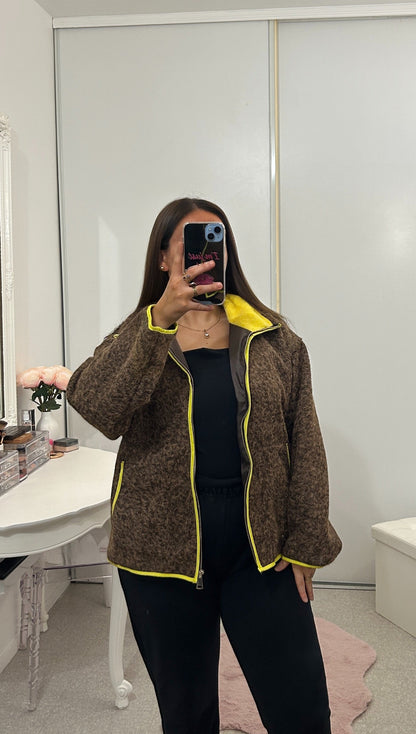 Veste polaire marron et jaune fluo
