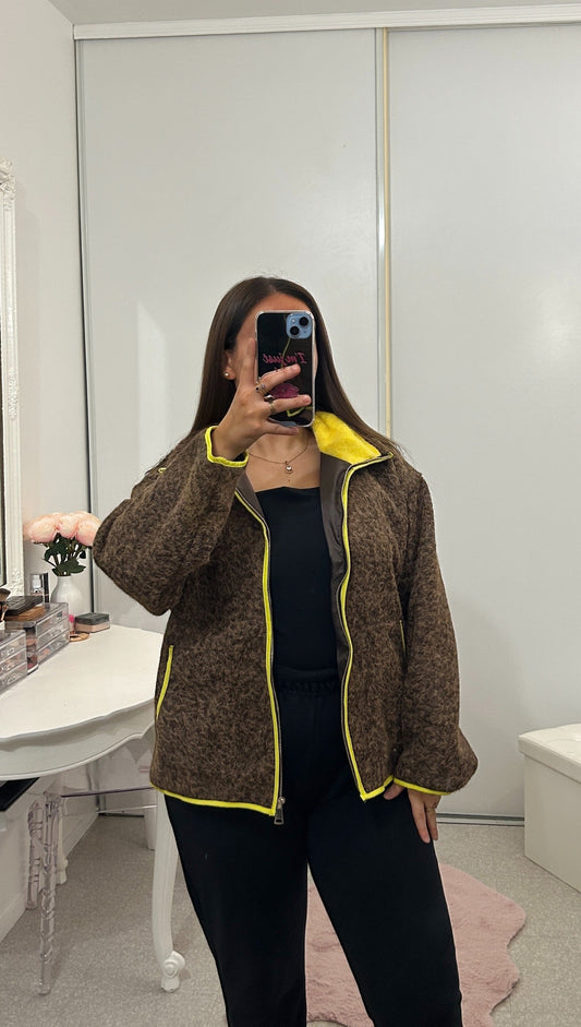Veste polaire marron et jaune fluo