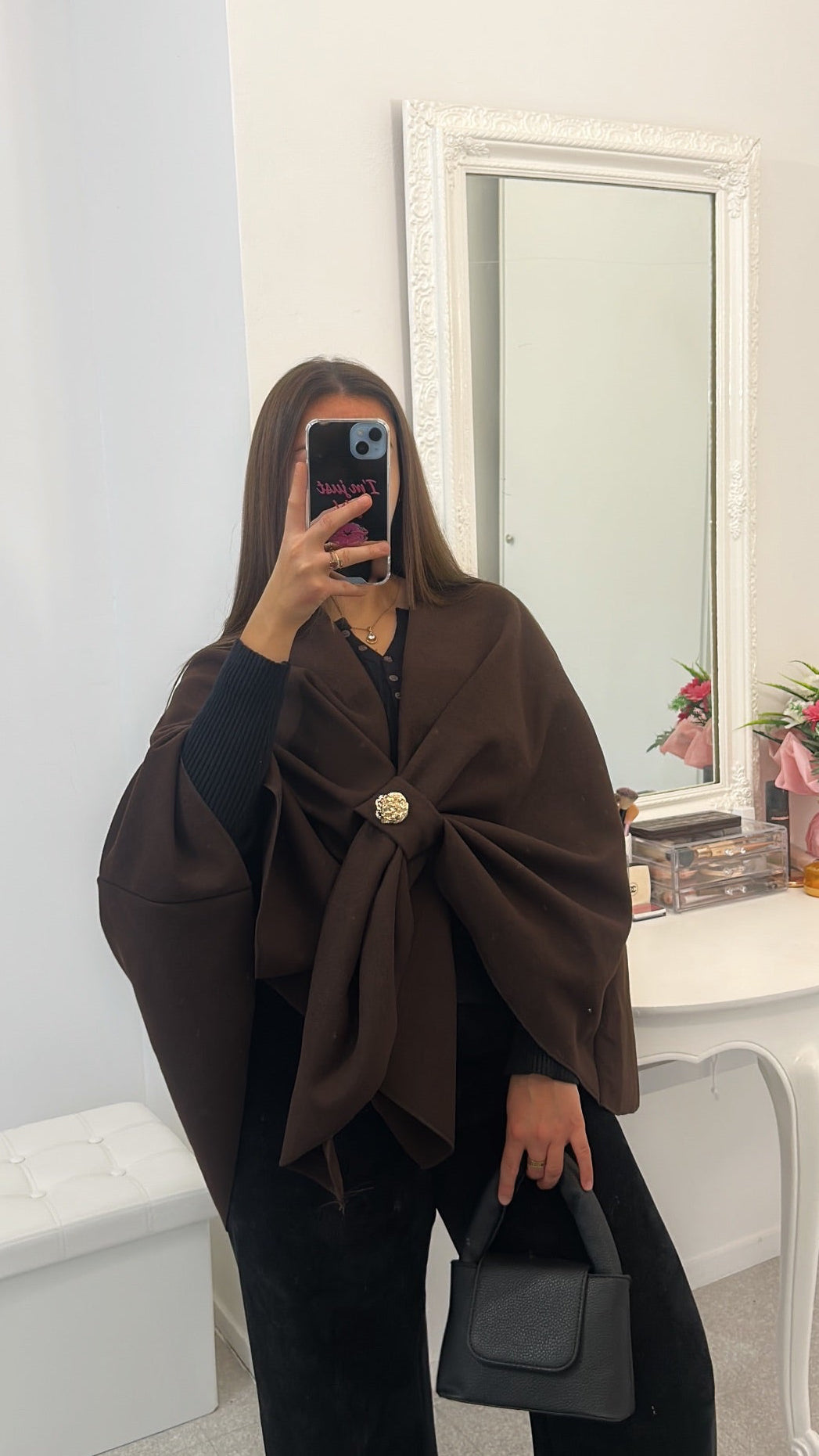 Manteau cape marron avec broche