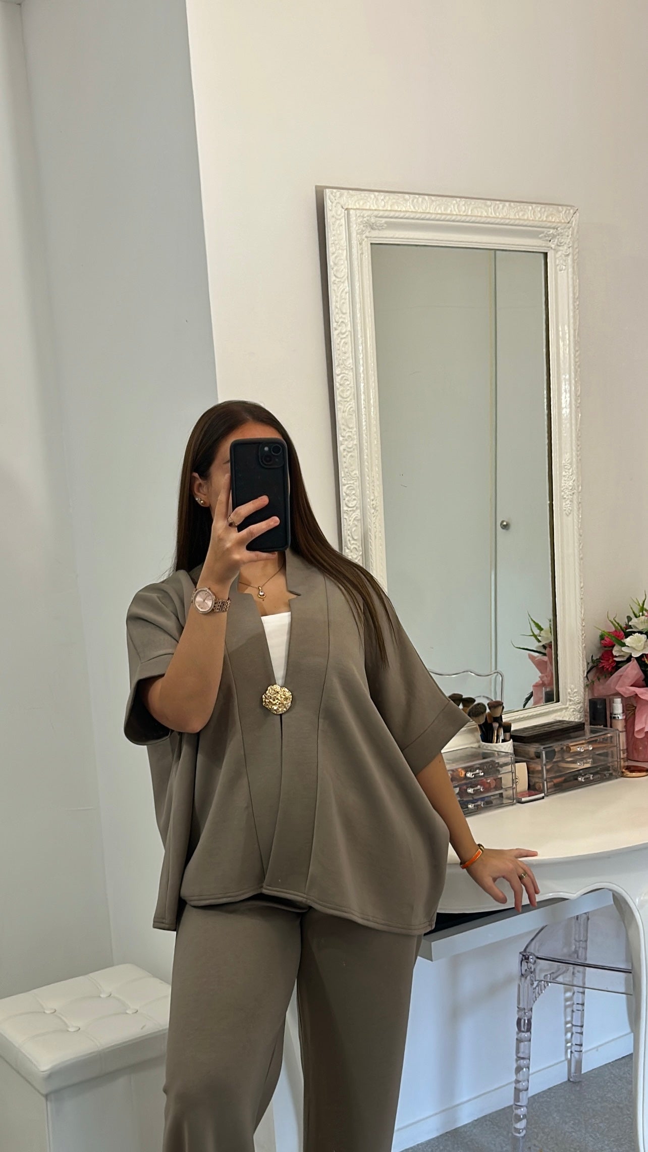 Ensemble long taupe clair avec broche