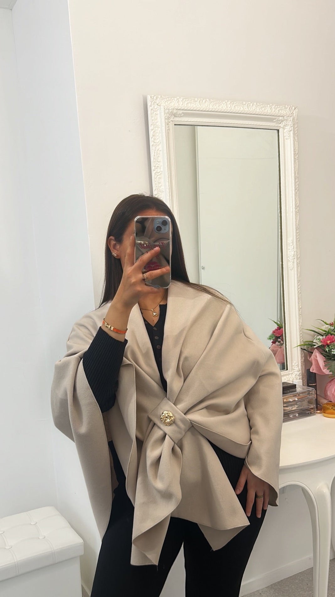 Manteau cape beige avec broche