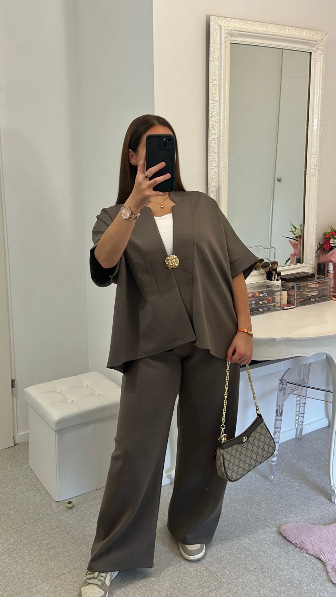 Ensemble long taupe avec broche