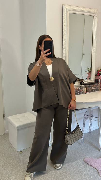 Ensemble long taupe avec broche