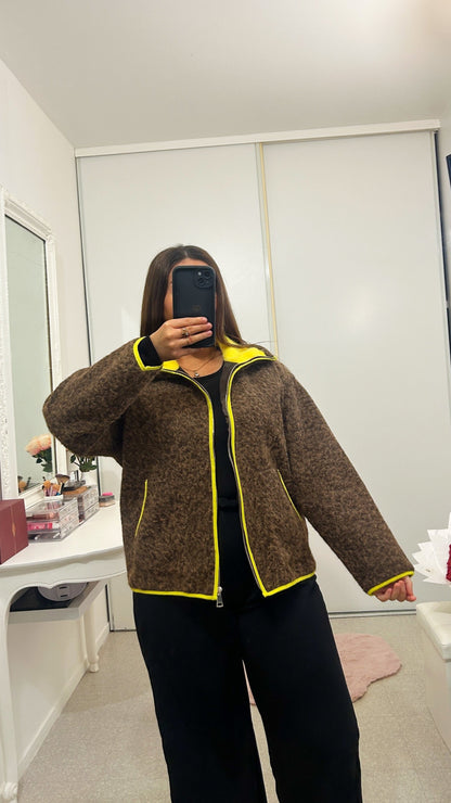 Veste polaire et jaune fluo