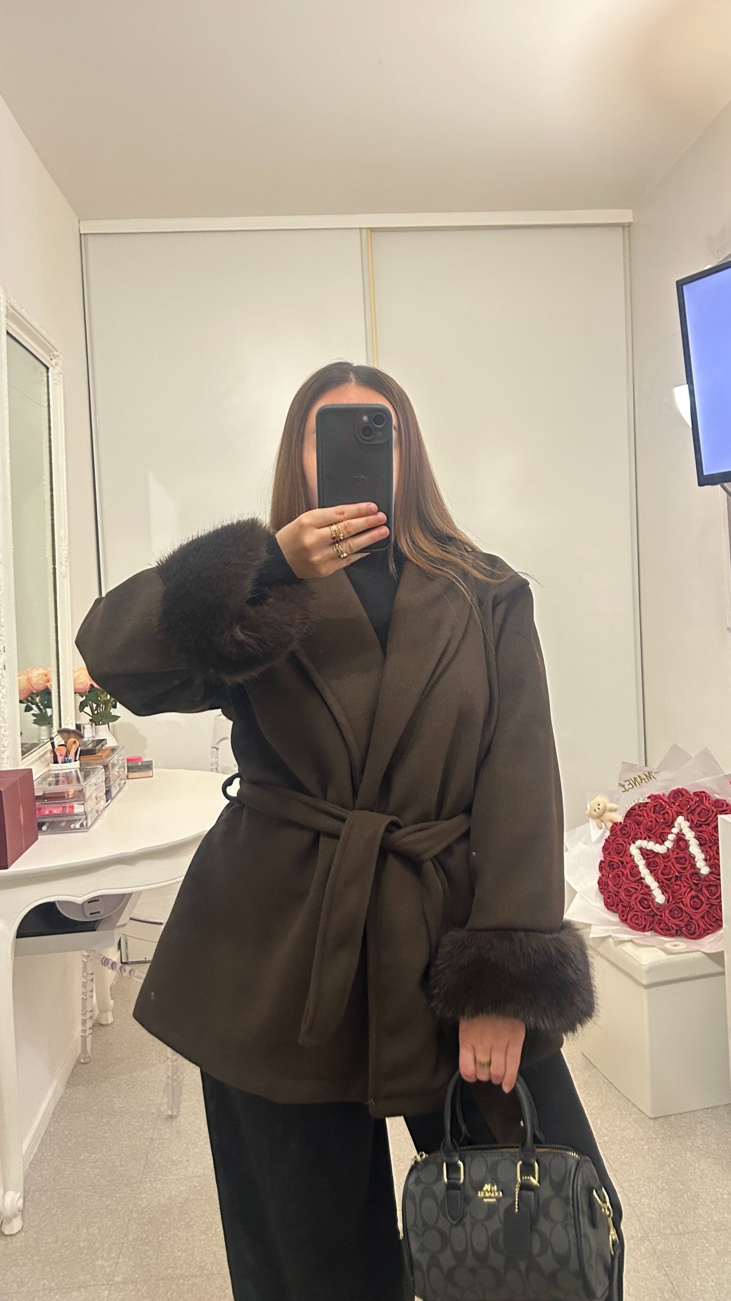 Manteau mi long manche fourrure