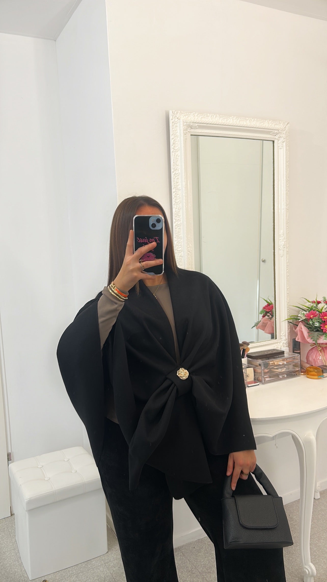 Manteau cape noir avec broche