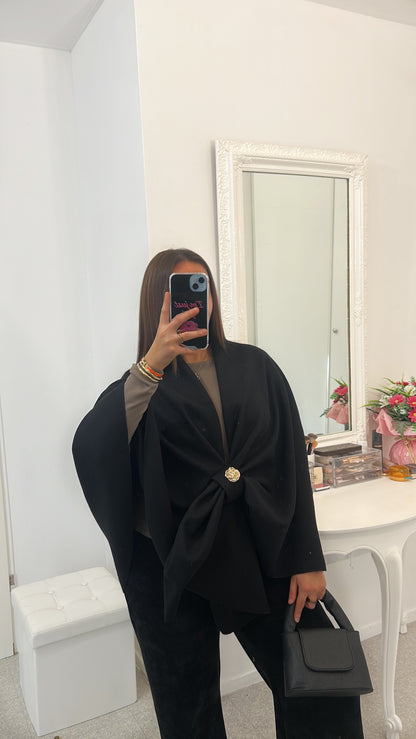 Manteau cape noir avec broche