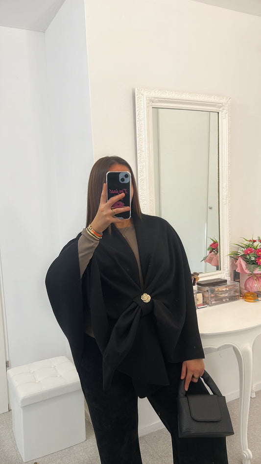 Manteau cape noir avec broche