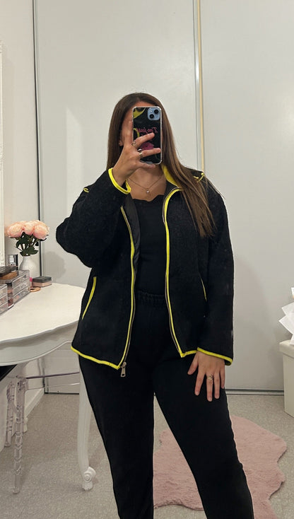 Veste polaire noir et jaune fluo