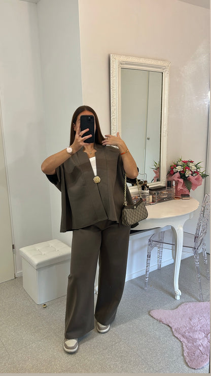 Ensemble long taupe avec broche