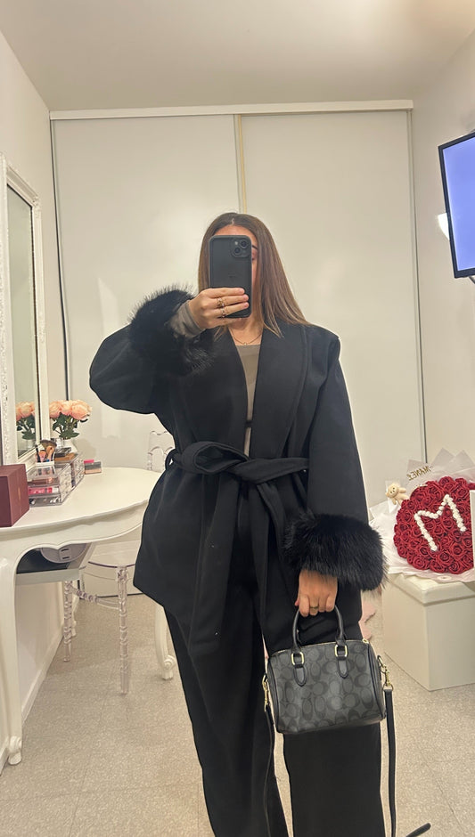 Abrigo negro de largo medio con mangas de piel