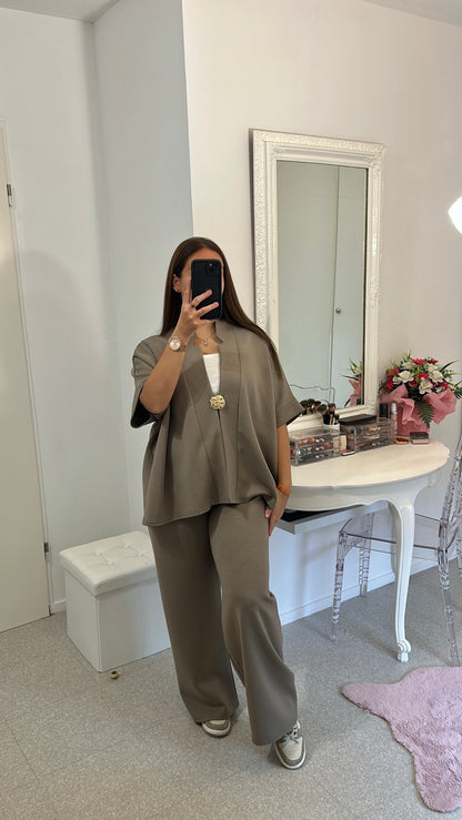 Ensemble long taupe clair avec broche