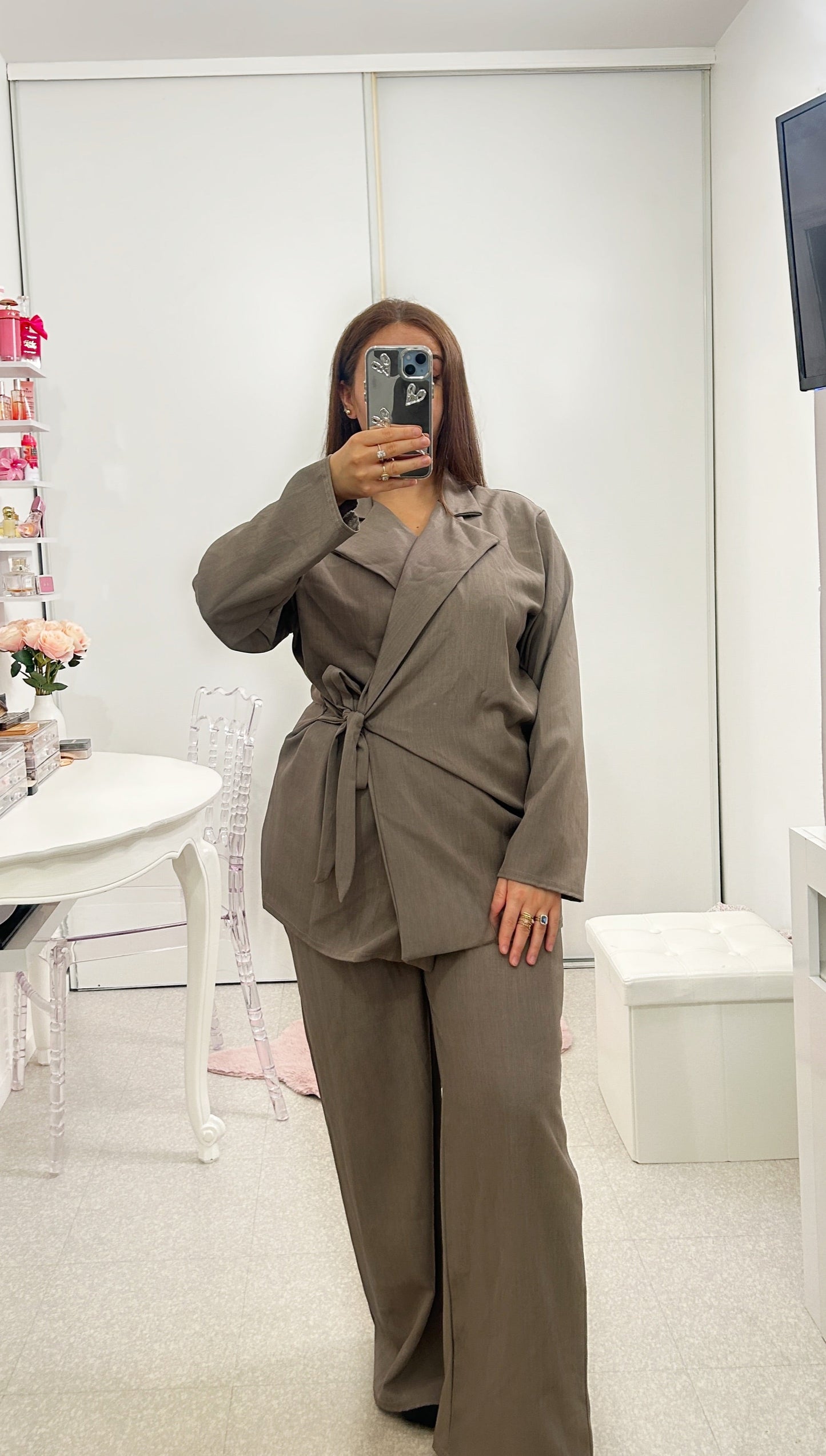 Conjunto cruzado con falda plisada marrón