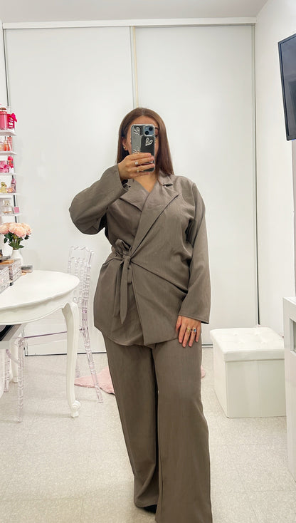 Conjunto cruzado con falda plisada marrón