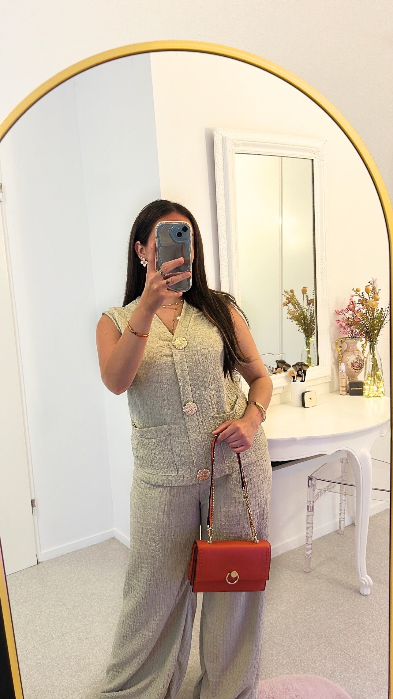 Ensemble classique beige avec broche