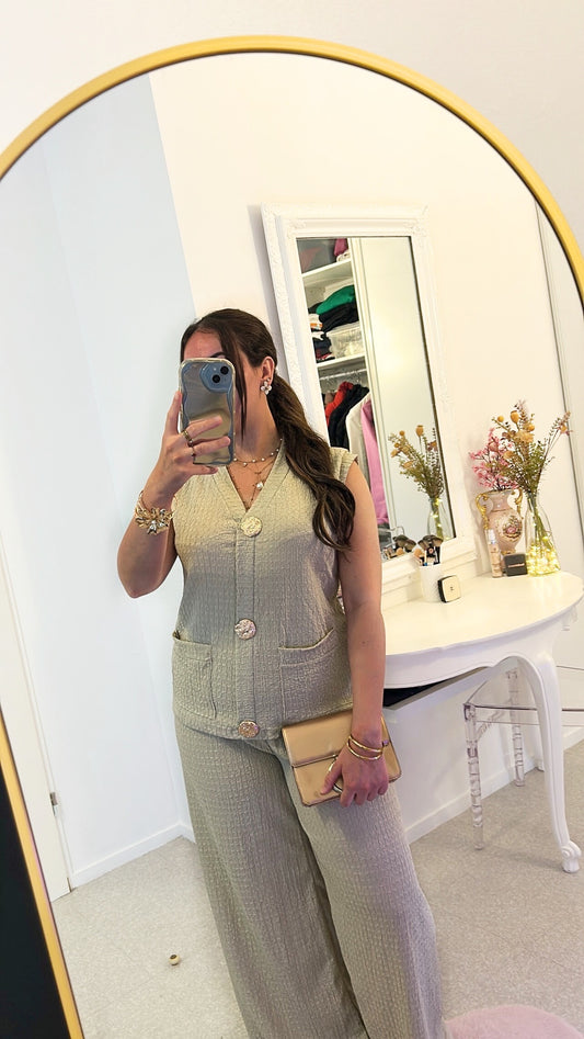 Ensemble classique beige avec broche