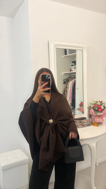 Manteau cape marron avec broche