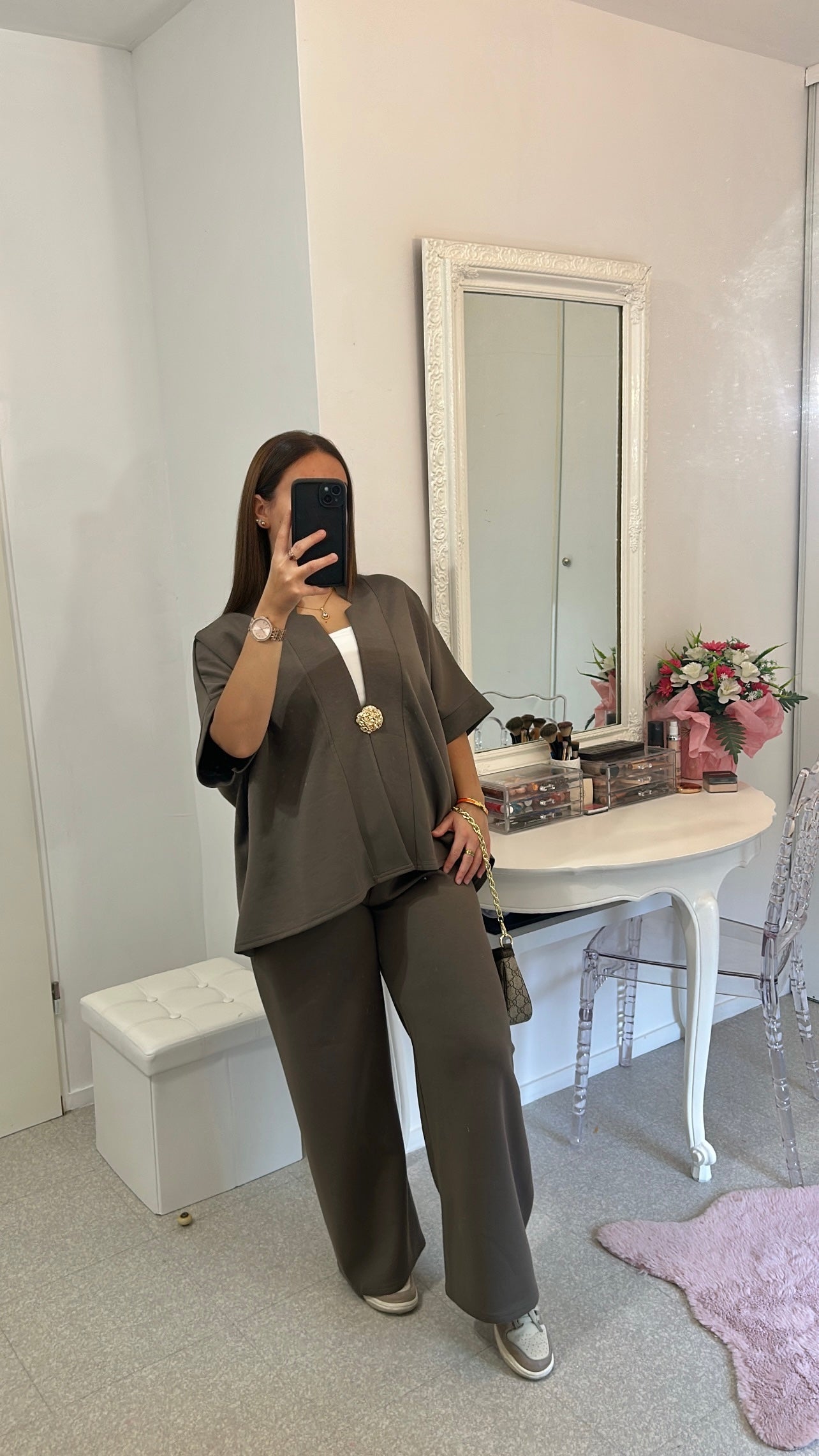 Ensemble long taupe avec broche