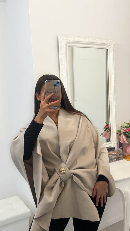 Manteau cape beige avec broche