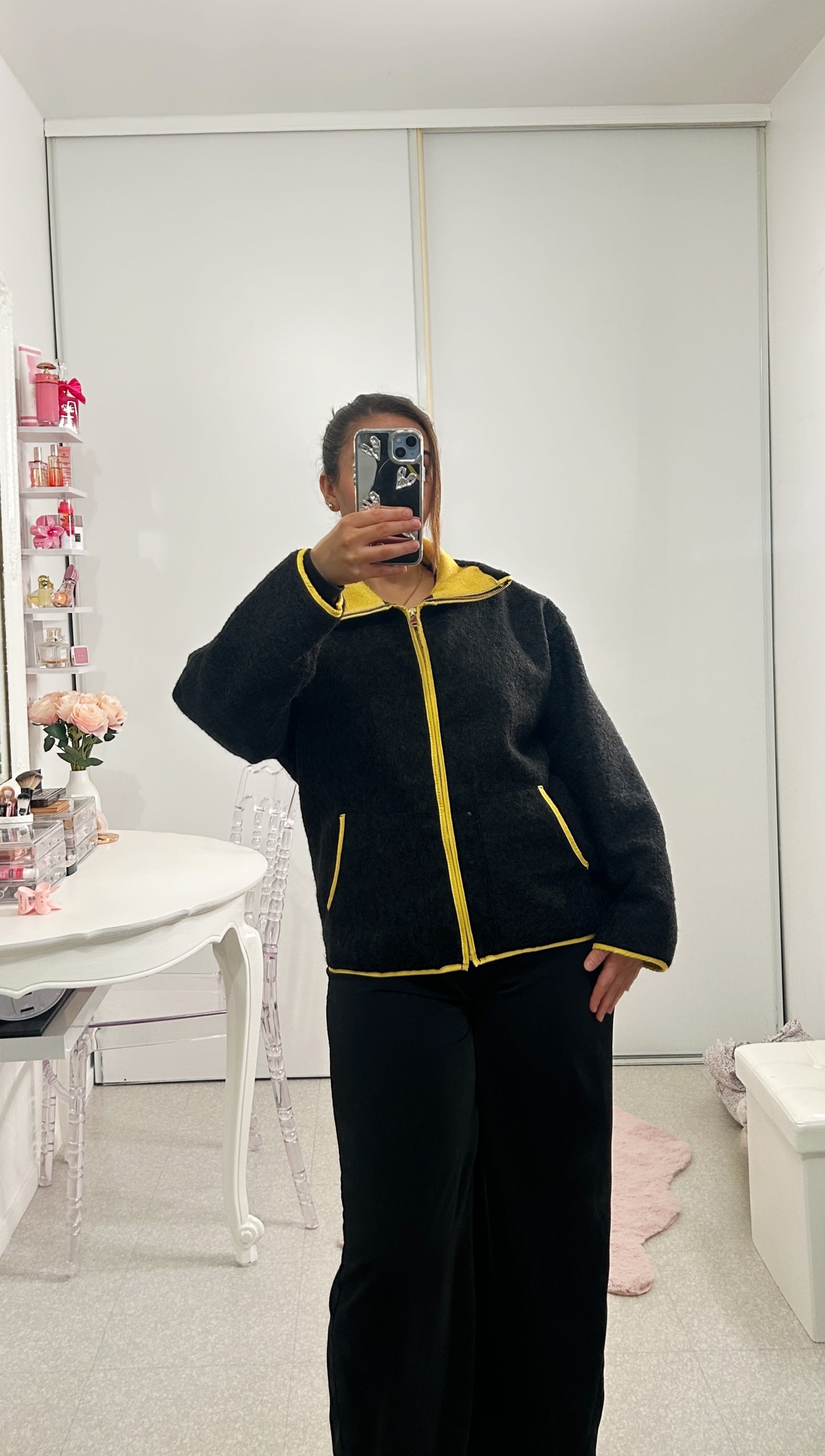 Veste polaire et jaune fluo