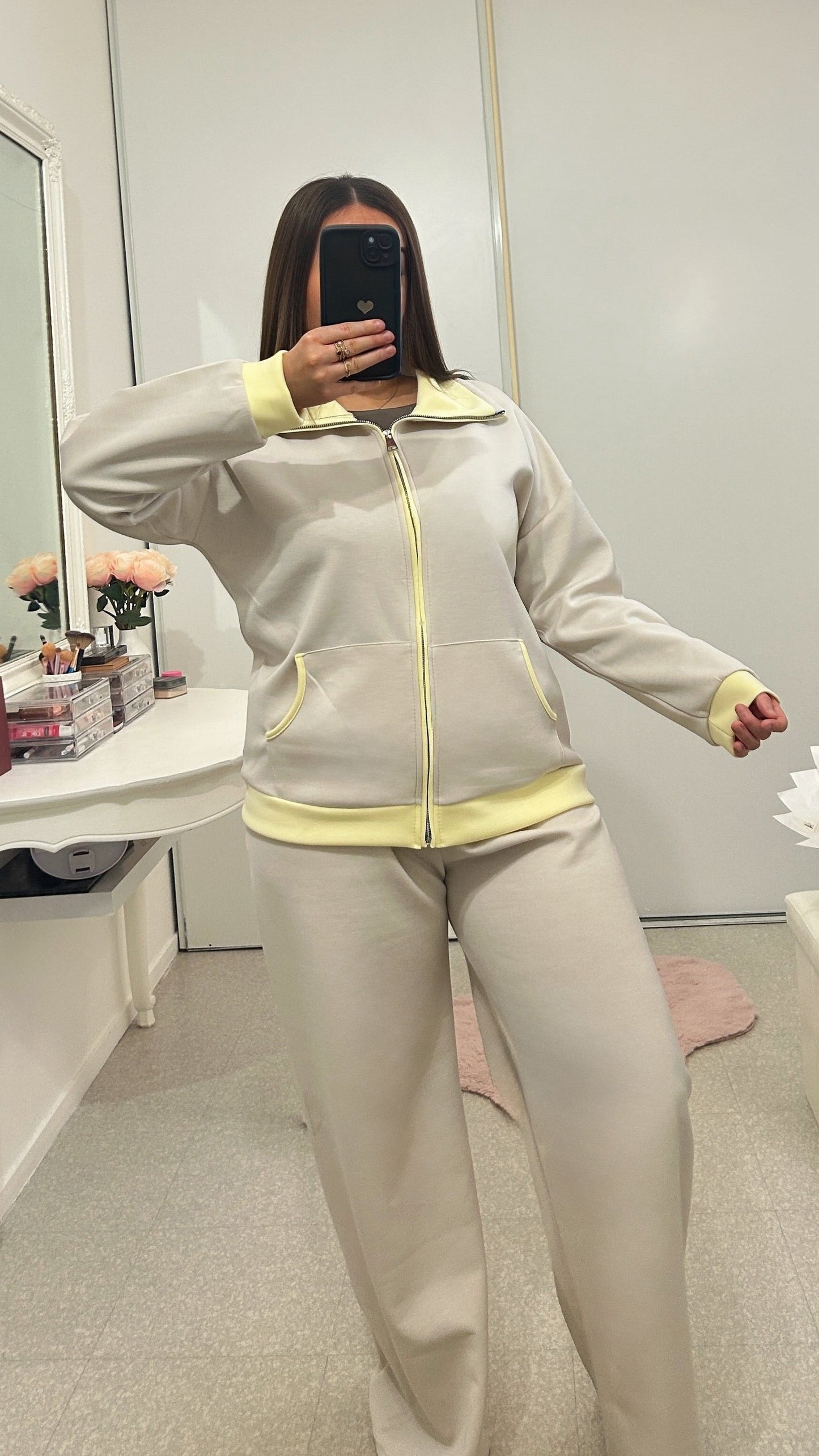 Conjunto beige con cuello amarillo