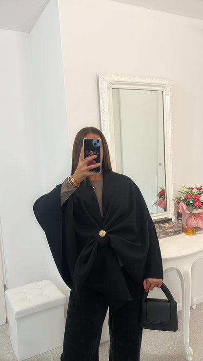 Manteau cape noir avec broche