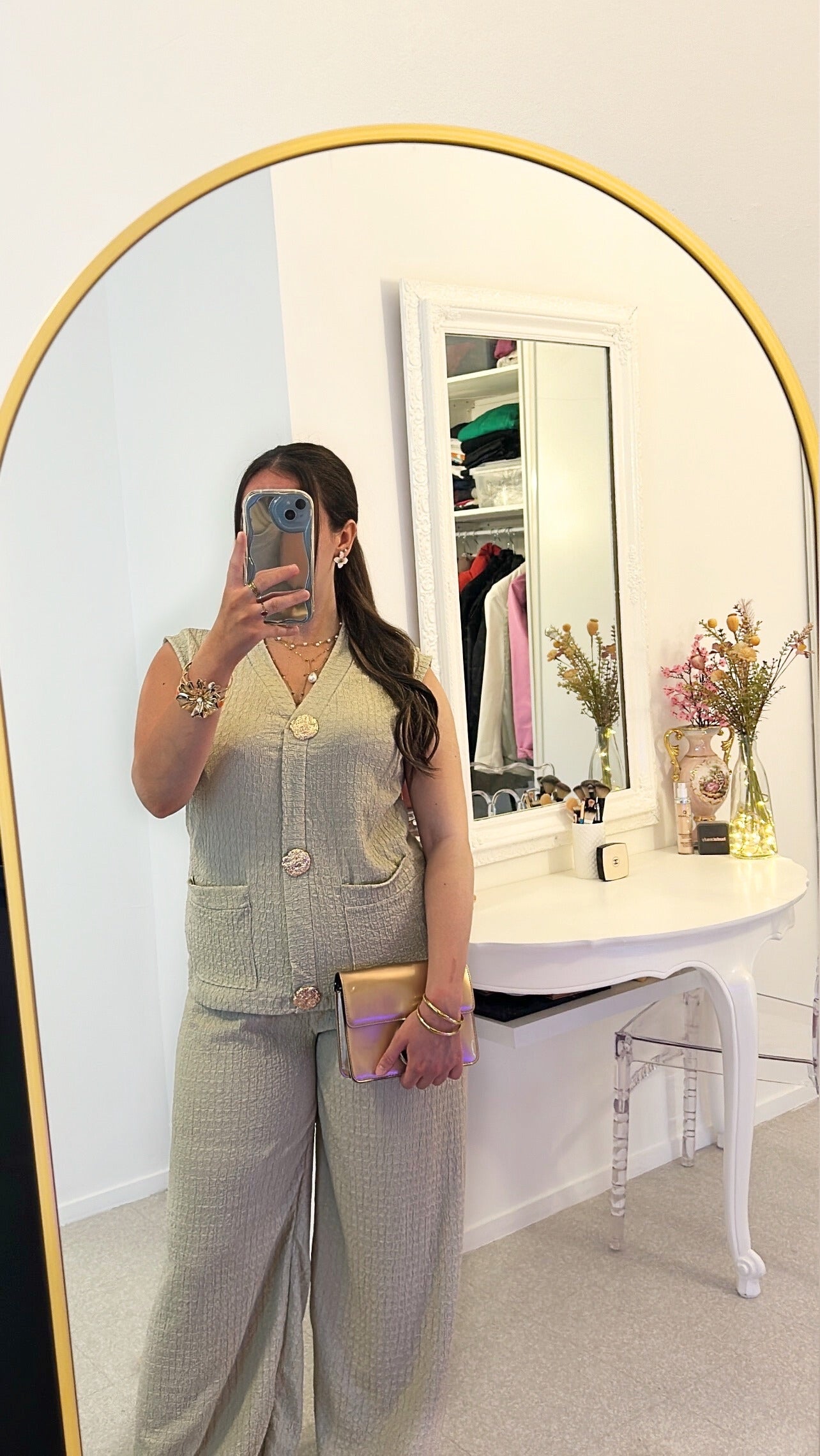 Ensemble classique beige avec broche