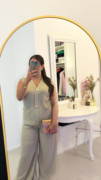 Ensemble classique beige avec broche