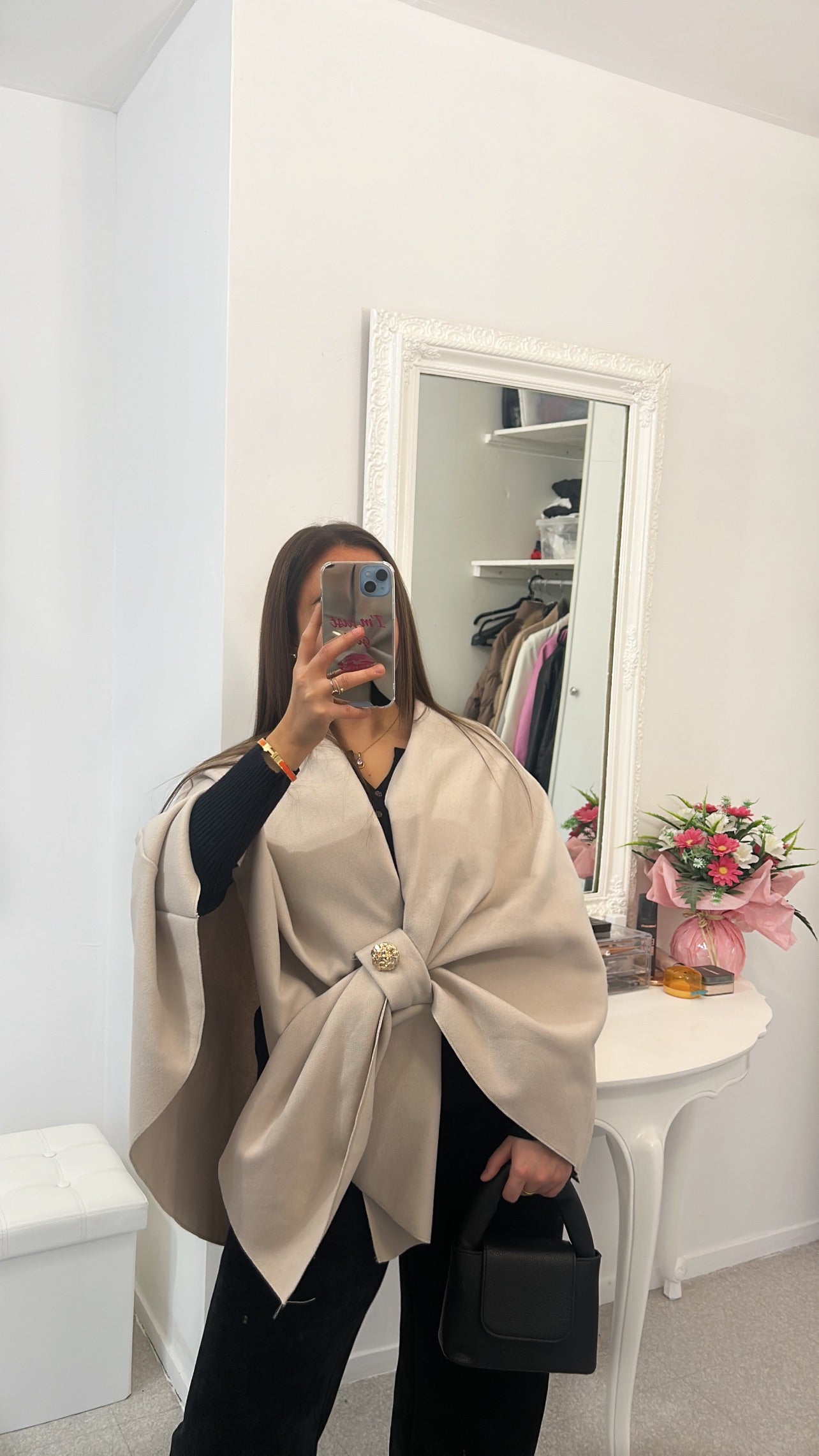 Manteau cape beige avec broche