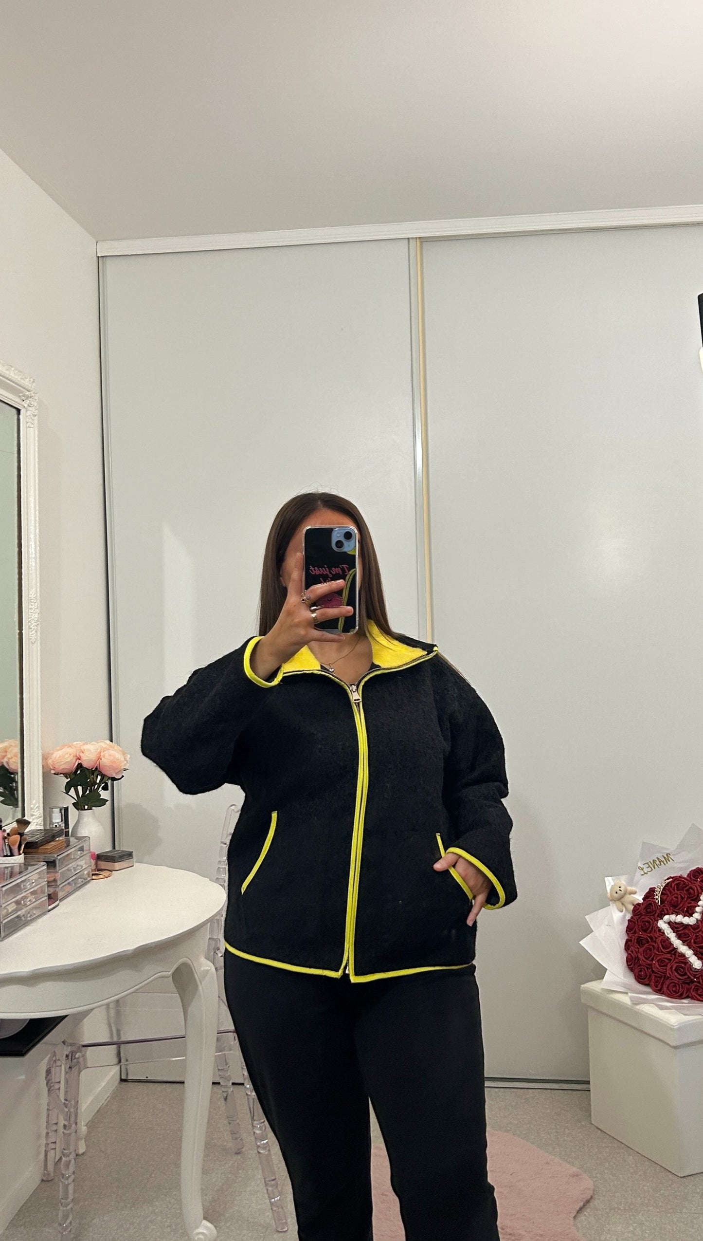 Veste polaire noir et jaune fluo