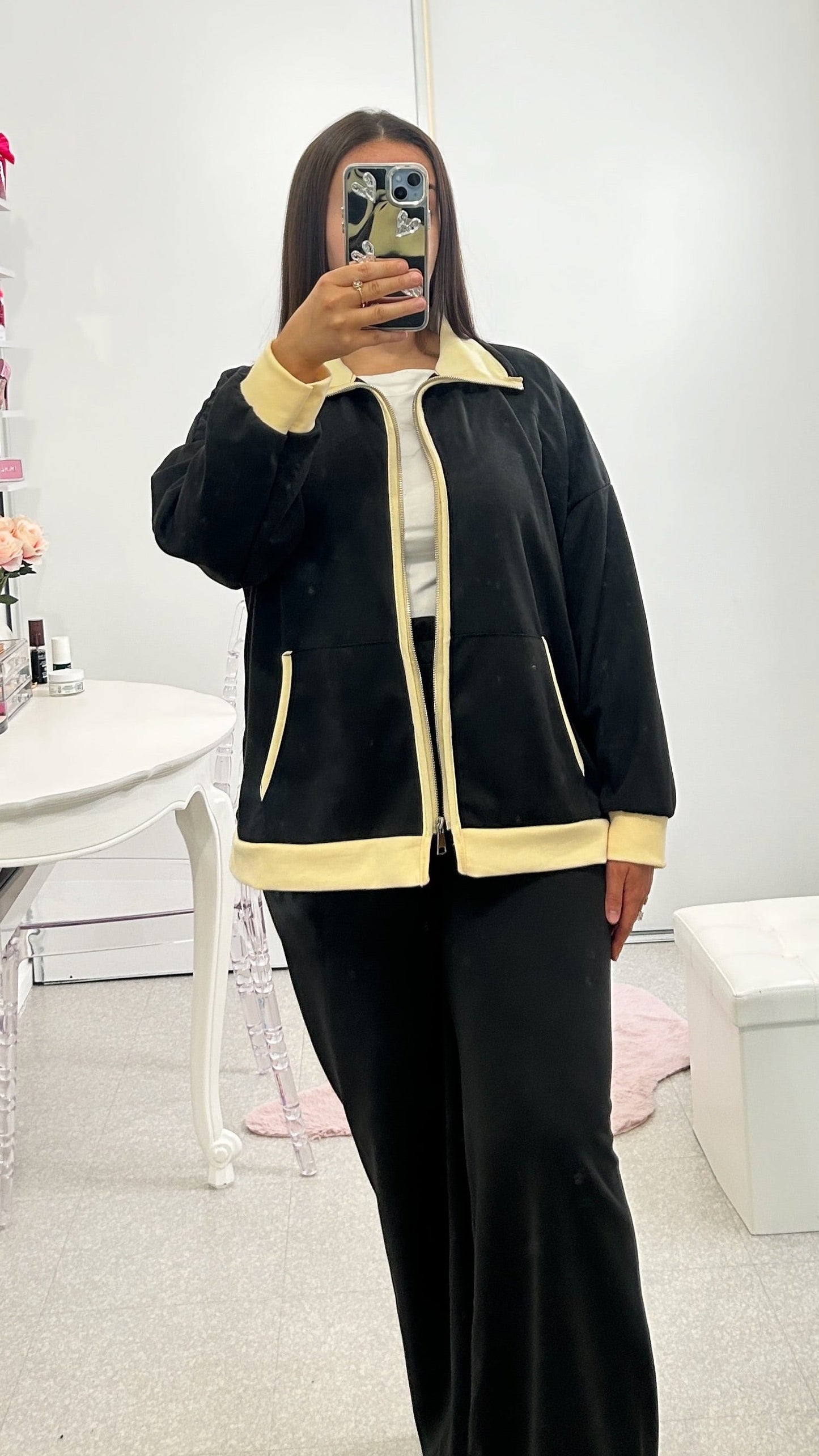 Conjunto beige con cuello amarillo