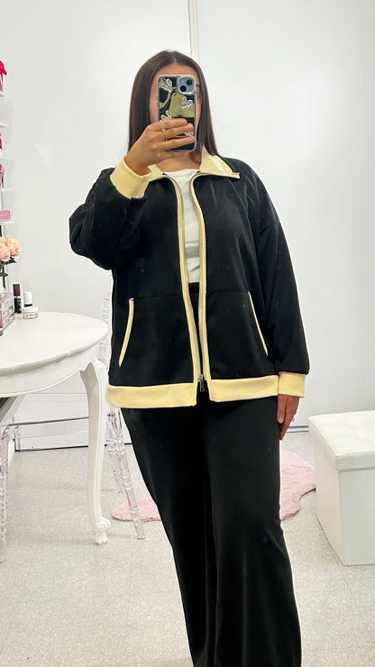 Conjunto beige con cuello amarillo