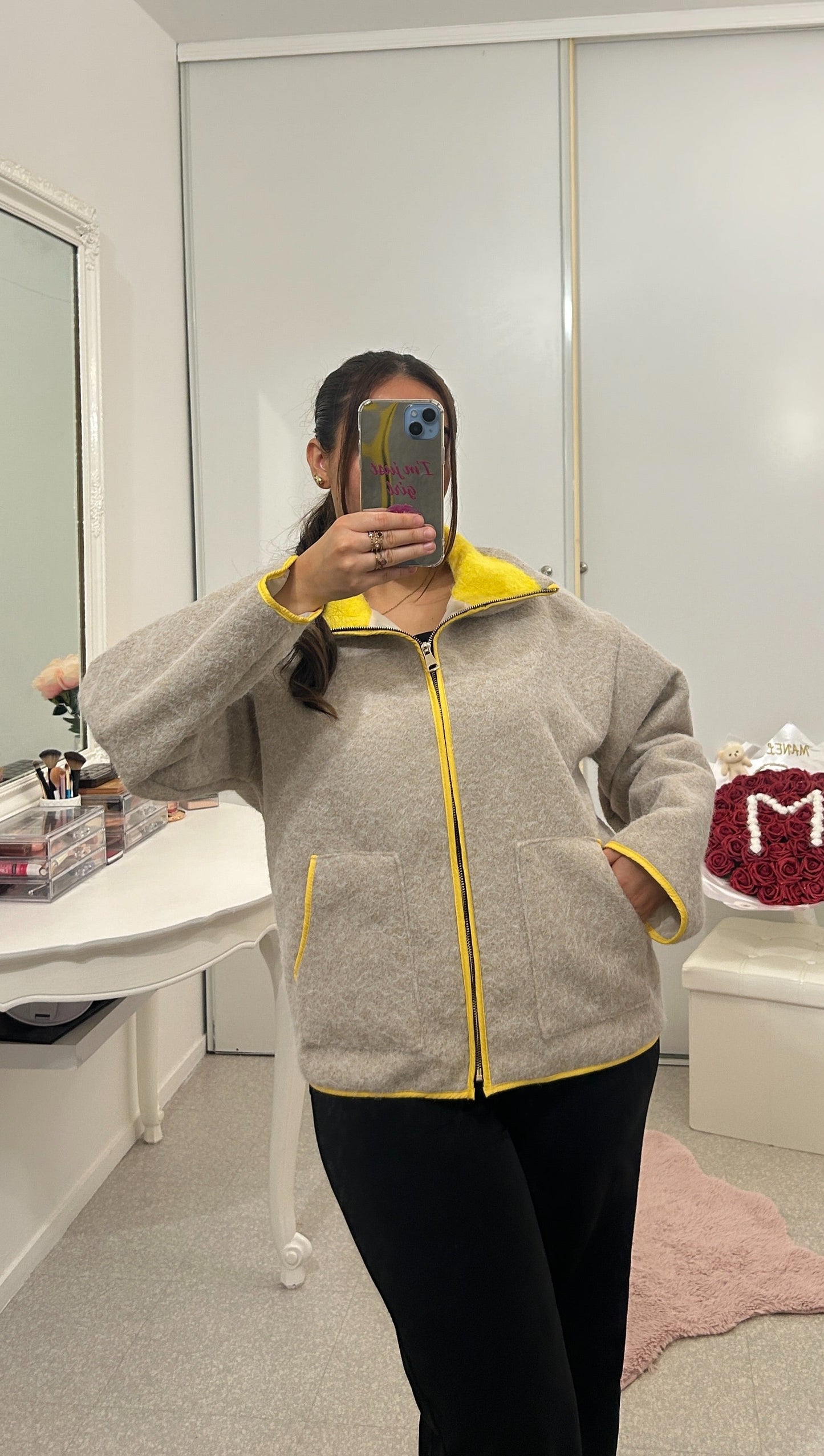 Veste polaire et jaune fluo