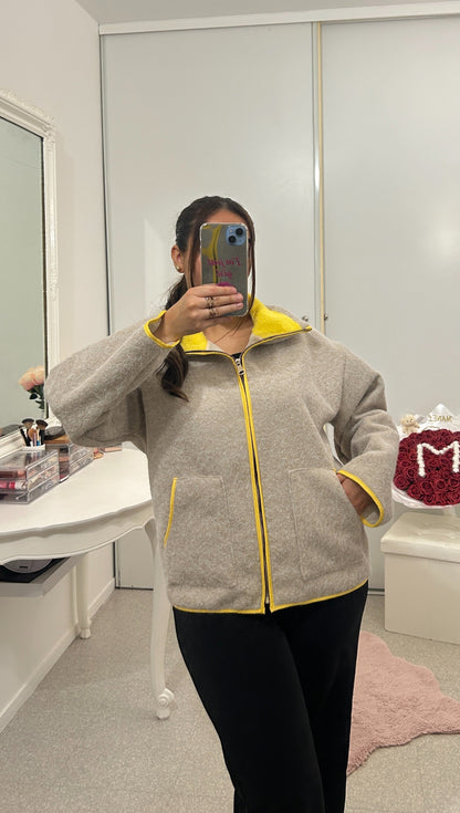 Veste polaire et jaune fluo