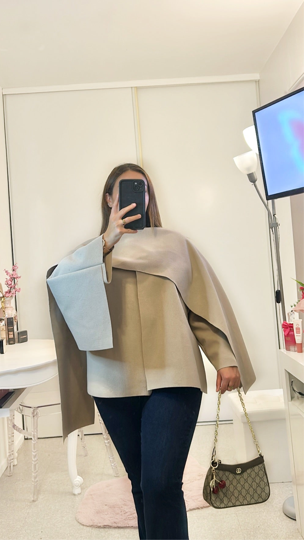 Manteau beige avec écharpe intégrée