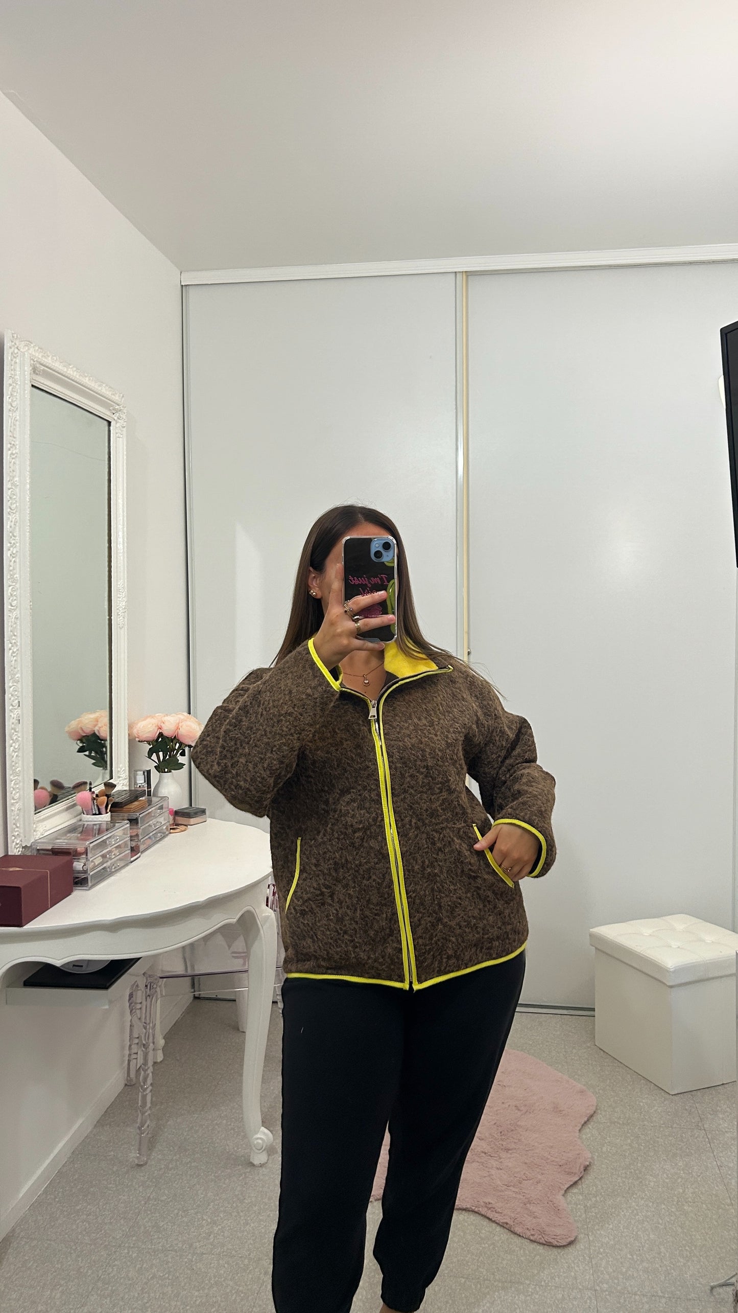 Veste polaire marron et jaune fluo