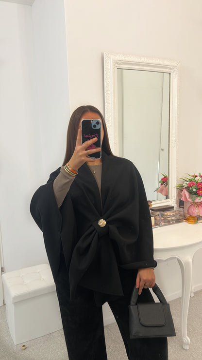 Manteau cape noir avec broche